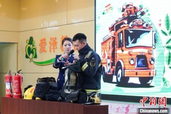 圖為消防員介紹消防裝備。中新社記者 趙宇航 攝