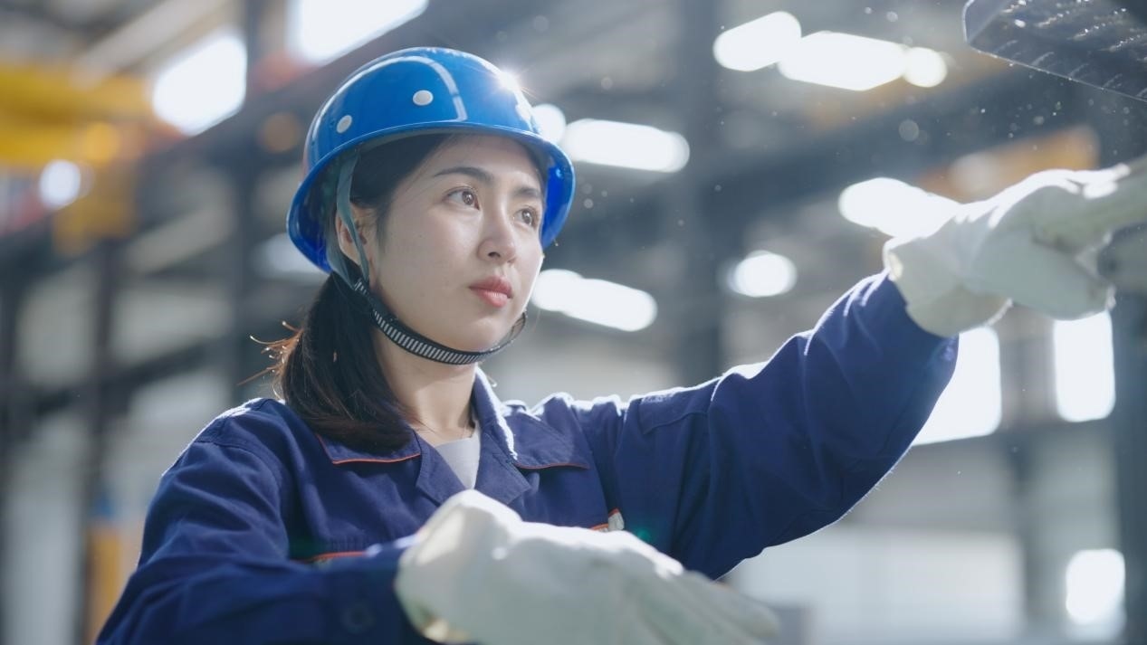 老中鐵路有限公司萬象運營管理中心機輛車間希達在工作中。老中鐵路有限公司供圖