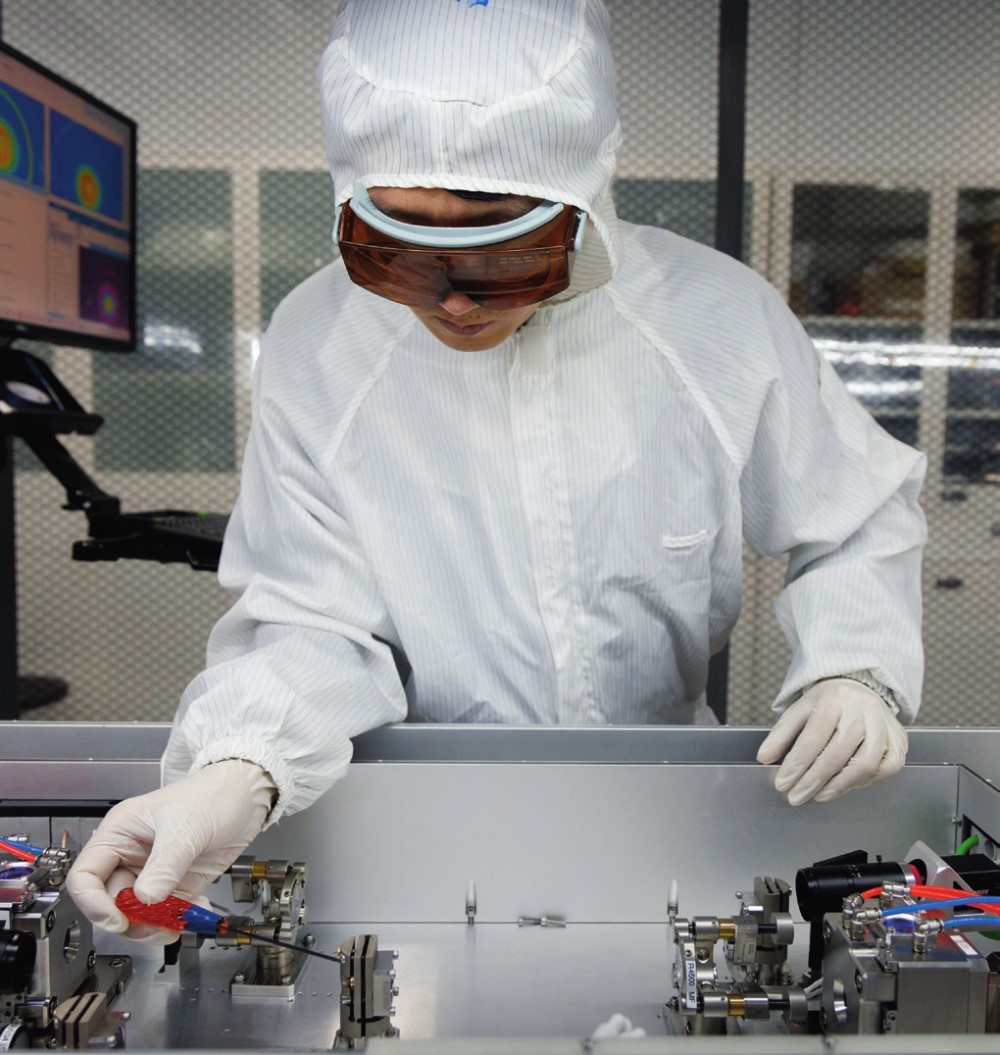 科研人員在廣東東莞阿秒科學(xué)中心實(shí)驗(yàn)室調(diào)試高性能激光器（2025年1月10日攝）。金立旺攝/本刊