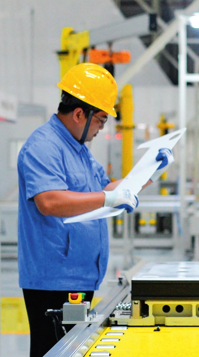 工人在位于廣東珠海的緯景儲(chǔ)能珠?！俺珿工廠”工作（2024年5月19日攝）。李任滋攝/本刊