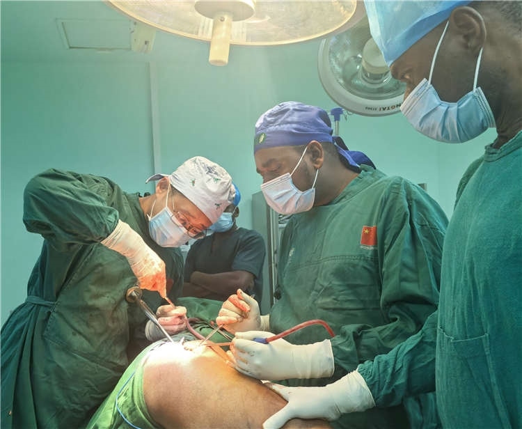 王磊醫(yī)師手術(shù)中。中國援桑醫(yī)療隊(duì)供圖