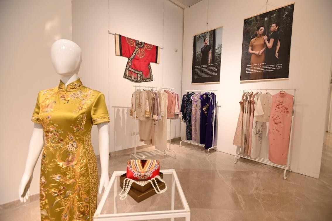 展覽現(xiàn)場(chǎng)展出各種款式的精美旗袍。新加坡中國文化中心供圖