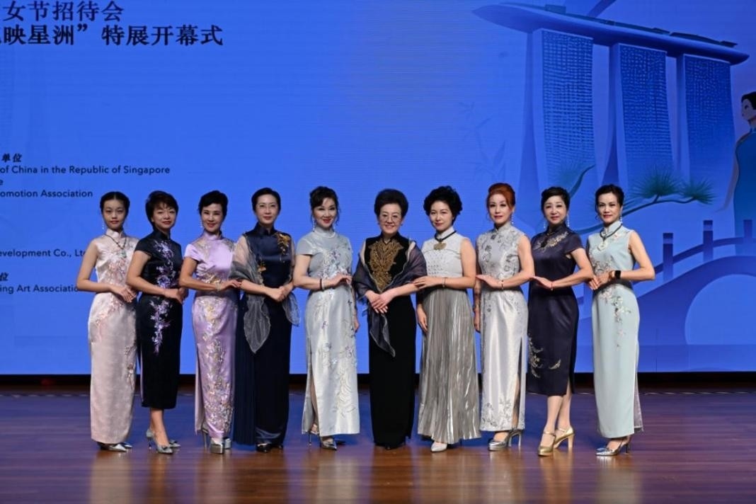 海派旗袍走秀展示著不同款式旗袍的獨(dú)特魅力。新加坡中國文化中心供圖