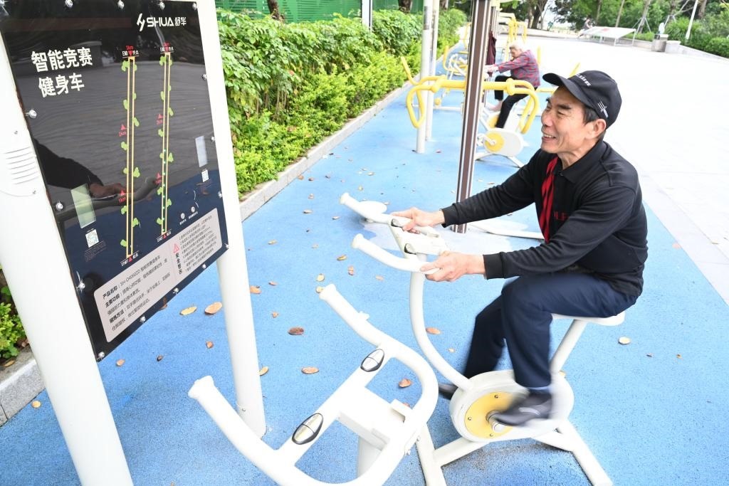 2023年4月24日，市民在福州市鼓樓區(qū)西河智慧體育公園使用智能競(jìng)賽健身車(chē)。新華社記者 林善傳 攝