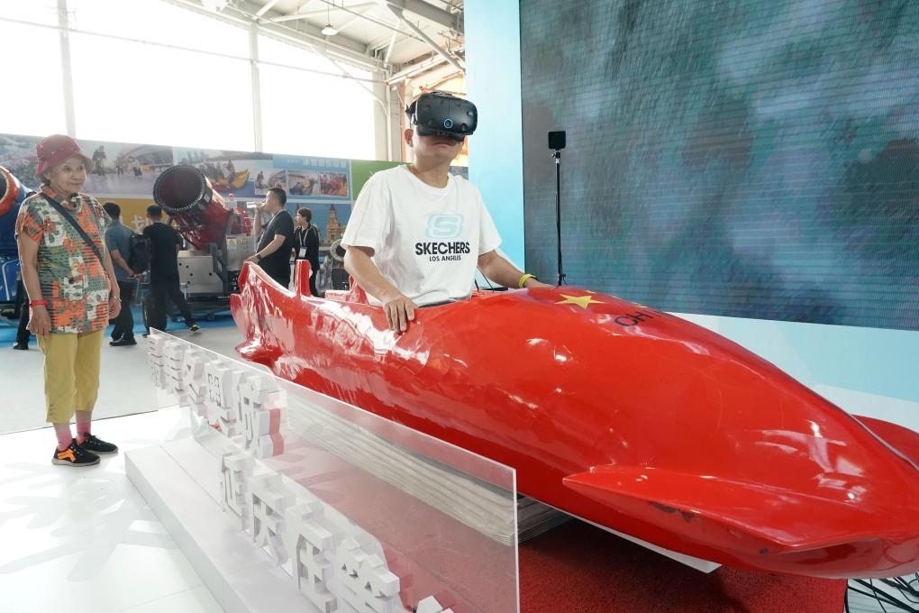 2023年9月15日，觀眾在2023國(guó)際冬季運(yùn)動(dòng)（北京）博覽會(huì)現(xiàn)場(chǎng)通過(guò)VR設(shè)備體驗(yàn)雪車(chē)。新華社記者 任超 攝