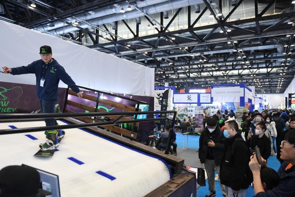 2023年2月11日，參觀者在展會(huì)上了解一款模擬滑雪設(shè)備。當(dāng)日，2023亞洲運(yùn)動(dòng)用品與時(shí)尚展在國(guó)家會(huì)議中心拉開(kāi)帷幕。新華社記者 張晨霖 攝