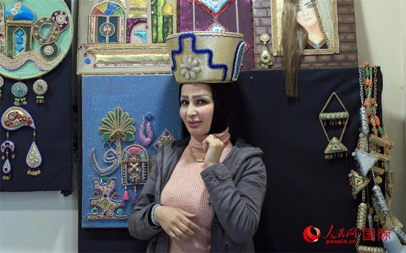 設(shè)計師展示亞述國王同款王冠。人民網(wǎng)伊納斯·易卜拉欣攝