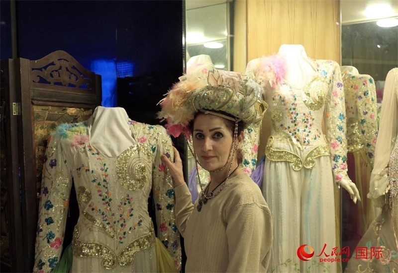 設(shè)計師展示阿拉伯阿巴斯王朝時期王冠。人民網(wǎng)伊納斯·易卜拉欣攝