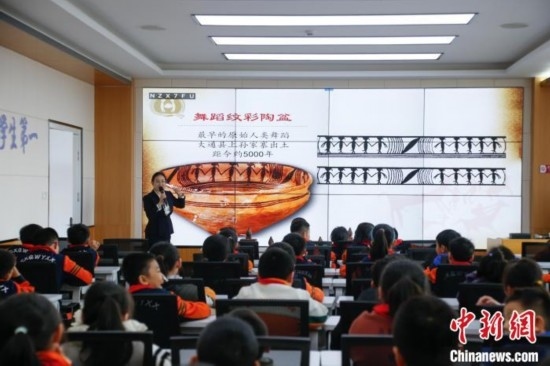 圖為學(xué)生在“國(guó)寶音樂會(huì)”社教課中了解舞蹈紋彩陶盆。中新社記者 馬銘言 攝