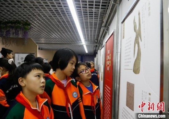 圖為學(xué)生參觀青海省博物館“1+3”主題流動(dòng)展覽，了解木舞俑。中新社記者 馬銘言 攝