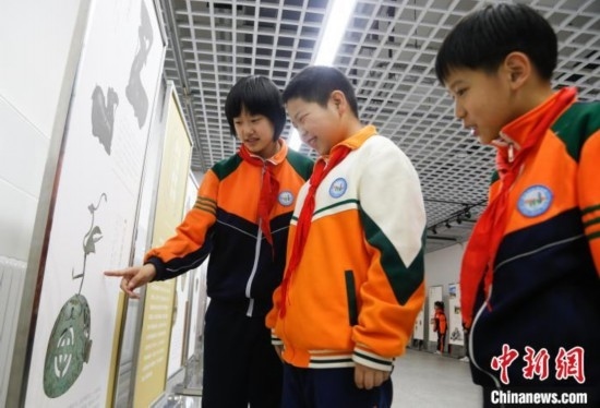 圖為學(xué)生了解出土于青海省西寧市大通回族土族自治縣的漢代鸞鳳銅熏爐蓋。中新社記者 馬銘言 攝