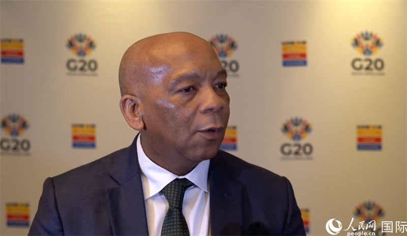 南非電力與能源部長洛西恩佐·拉莫豪帕接受人民網(wǎng)南非公司記者采訪。人民網(wǎng) 劉暢攝