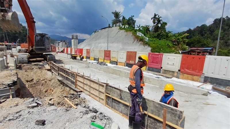 施工現(xiàn)場。 鄧騰亮攝