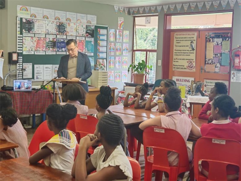 中國(guó)文化中心孔子課堂外方院長(zhǎng)陸志雷博士發(fā)言。