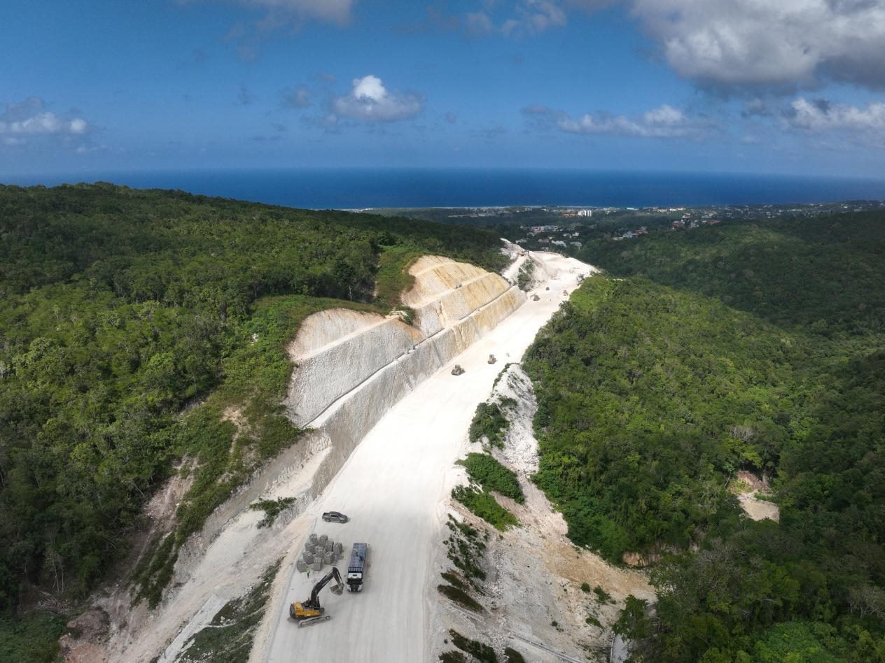 圖為中企承建的牙買加蒙特哥貝繞城路項(xiàng)目基層試驗(yàn)段正在進(jìn)行攤鋪和碾壓施工，相關(guān)施工工作已于近日順利完成。中國(guó)港灣美洲區(qū)域公司供圖