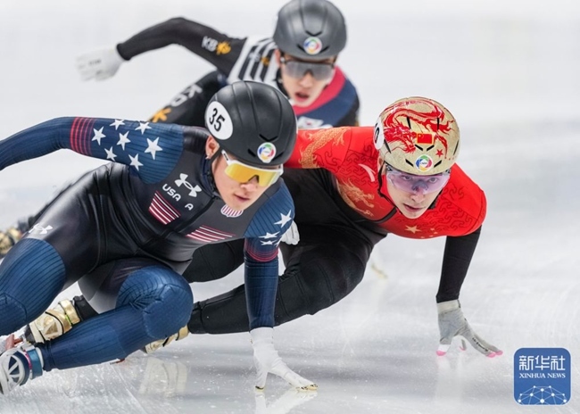 中國隊(duì)選手劉少昂（右）在比賽中。新華社記者 孫非 攝