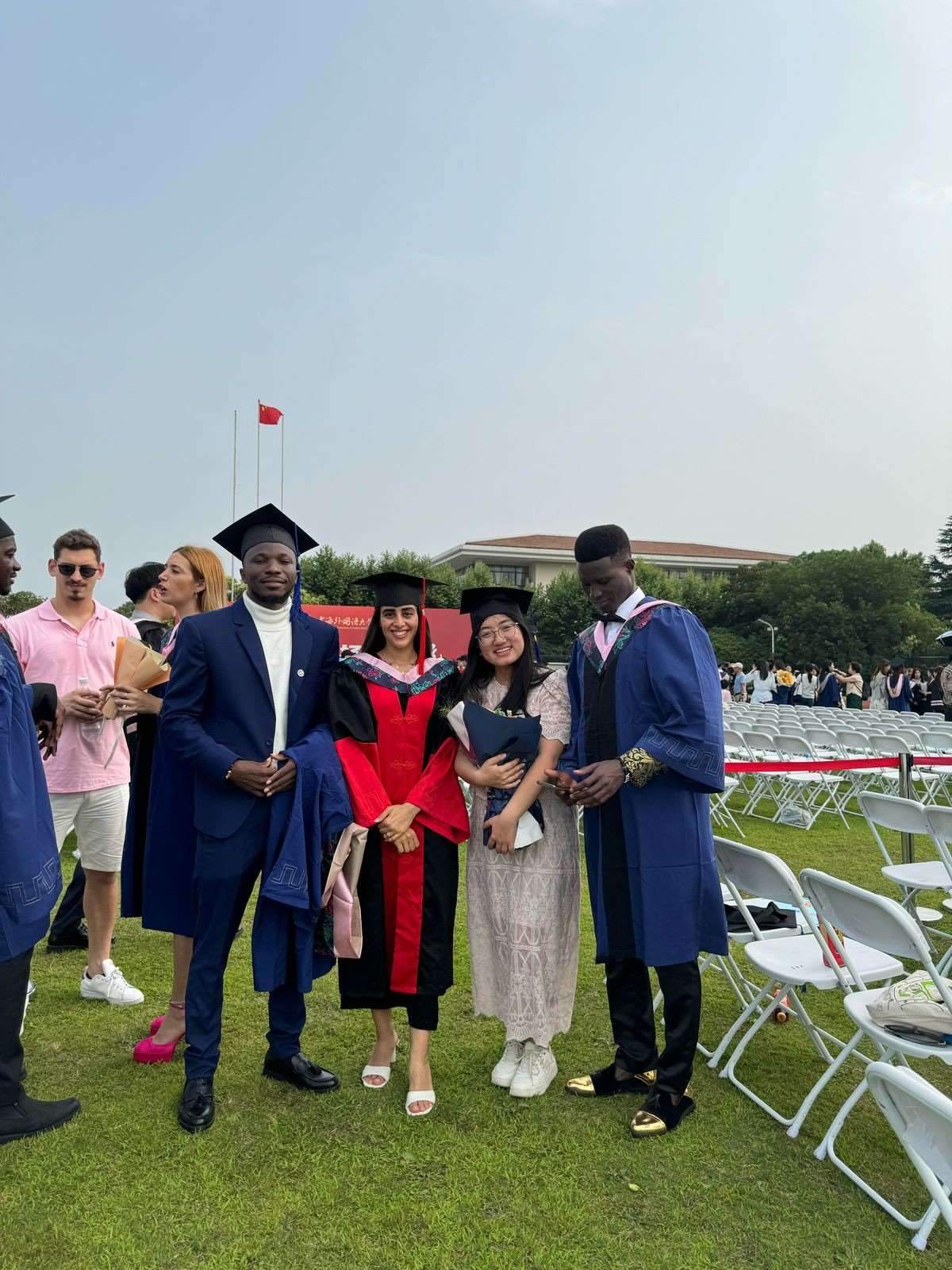 卡友琪（右三）在中國獲得學(xué)位后與同學(xué)合影。受訪者供圖