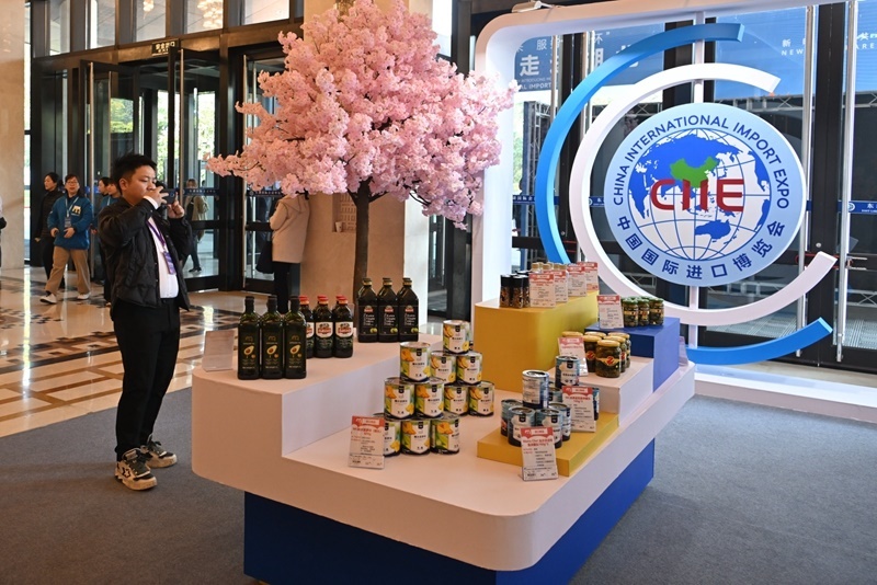 參會嘉賓在“進博會走進湖北”活動主題推介會展區(qū)拍攝。人民網(wǎng)記者 翁奇羽攝