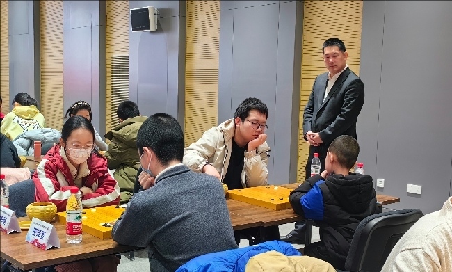 常昊觀戰(zhàn)年輕棋手們比賽。人民網(wǎng)記者 李乃妍攝