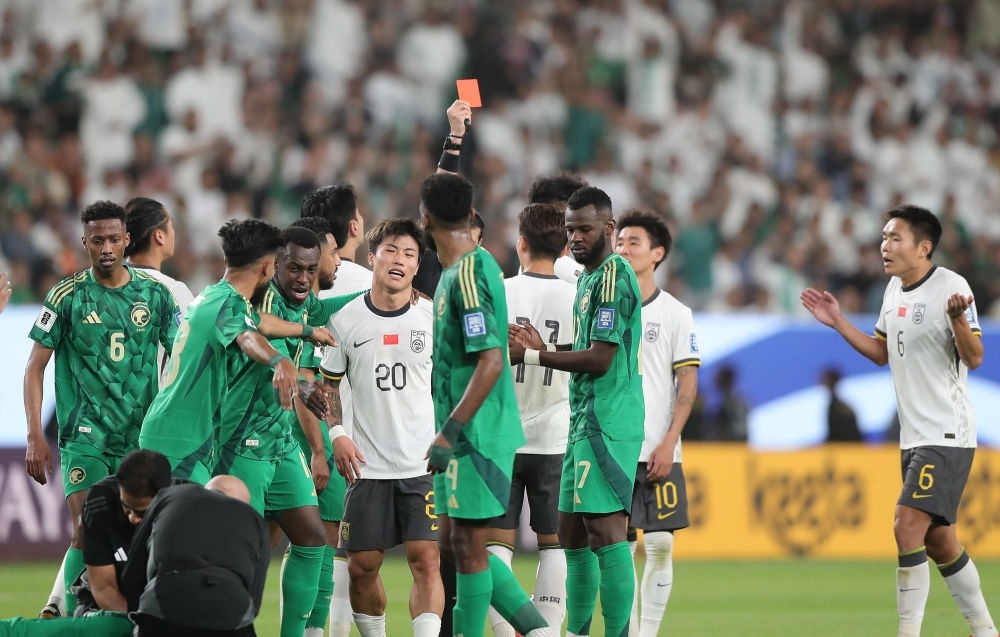 3月20日，主裁判向中國隊球員林良銘出示紅牌。新華社記者 王東震 攝