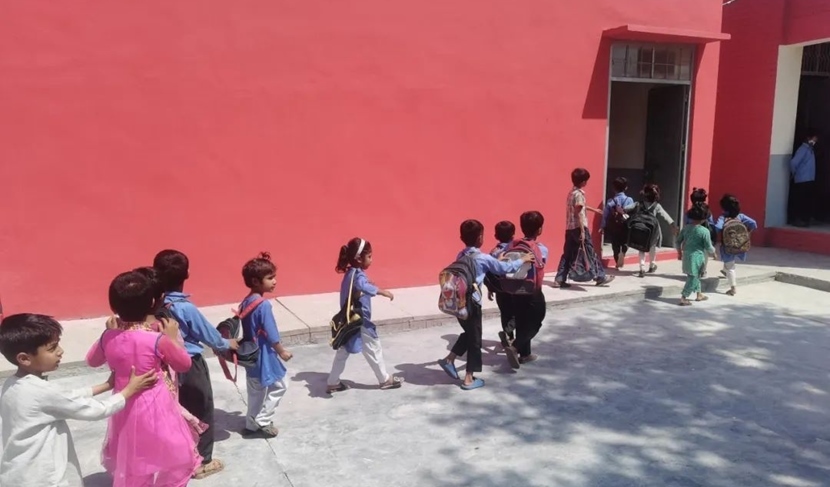 同學(xué)們走進修繕一新的校園。中國電建集團湖北工程有限公司供圖