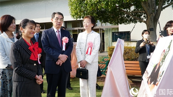 共同觀看女性成就圖片展。人民網(wǎng) 蔣曉辰攝