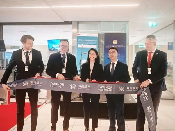 中國駐挪威大使侯悅（中）出席海航奧斯陸—北京直航開航儀式。中國駐挪威大使館供圖