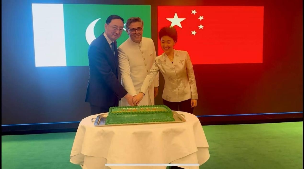 外交部副部長(zhǎng)孫衛(wèi)東（左）、巴基斯坦駐華大使卡里爾·哈什米（中）、中聯(lián)部副部長(zhǎng)孫海燕（右）共切蛋糕。巴基斯坦駐華大使館供圖