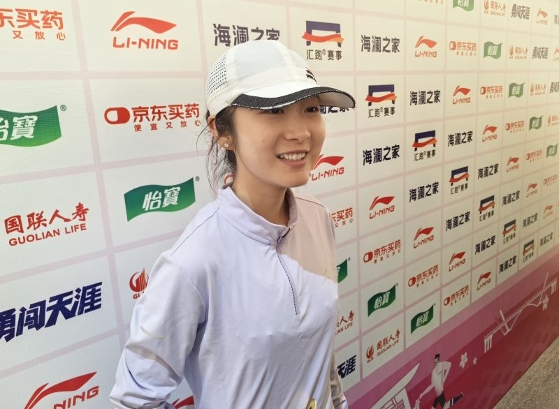 徐冰潔賽后接受采訪。 人民網(wǎng)記者 楊磊攝