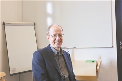 德國物理學(xué)會(huì)主席、雷根斯堡大學(xué)凝聚態(tài)物理學(xué)家克勞斯·里希特教授。駐德國記者 李山攝