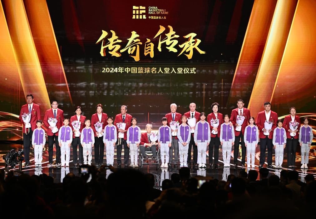 3月23日，在場的各屆中國籃球名人堂入堂人物在入堂儀式上合影留念。新華社記者 陳鐘昊 攝