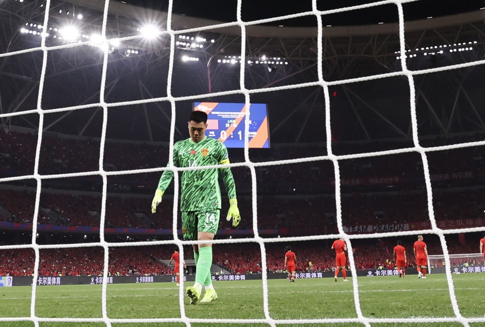 3月25日，中國(guó)隊(duì)守門(mén)員王大雷在球隊(duì)丟球后。新華社記者 曹燦 攝