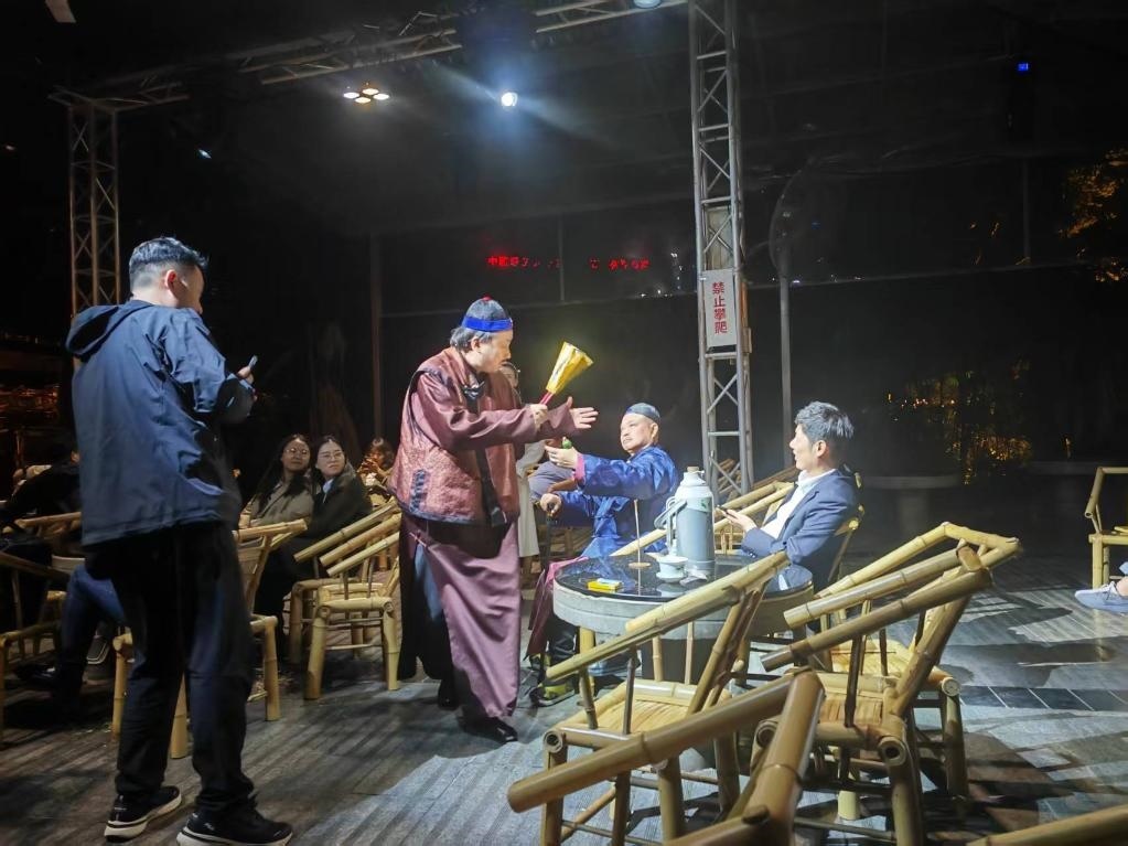 3月24日，《鶴鳴傳奇》在四川省成都市人民公園鶴鳴茶社演出。新華社記者 張海磊 攝