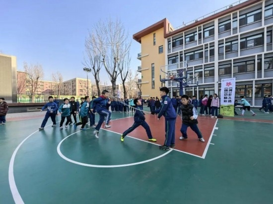 北京師范大學(xué)實(shí)驗(yàn)小學(xué)開展跳繩比賽。