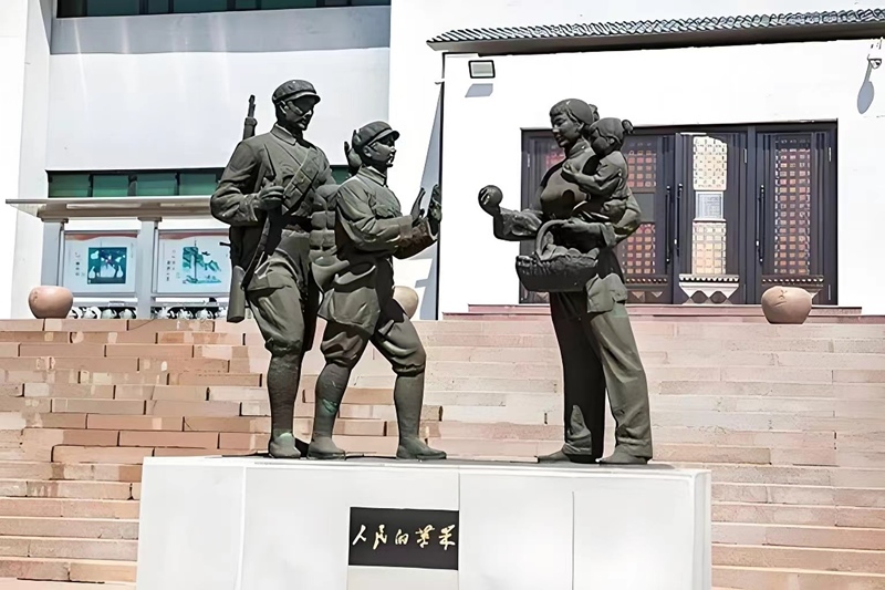 錦州蘋果廉政文化展覽館前的《人民的蘋果》主題雕塑。（由遼沈戰(zhàn)役紀(jì)念館供圖）