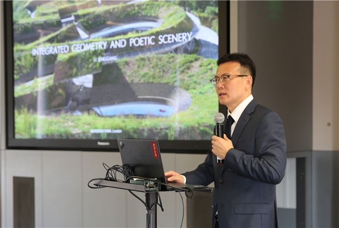 李興鋼院士做題為《勝景幾何》的主旨報(bào)告?；顒?dòng)主辦方供圖