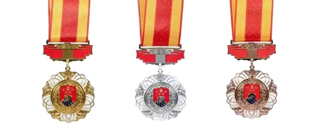 圖為戍守邊疆金質(zhì)、銀質(zhì)、銅質(zhì)紀(jì)念章。（國(guó)家移民管理局供圖）