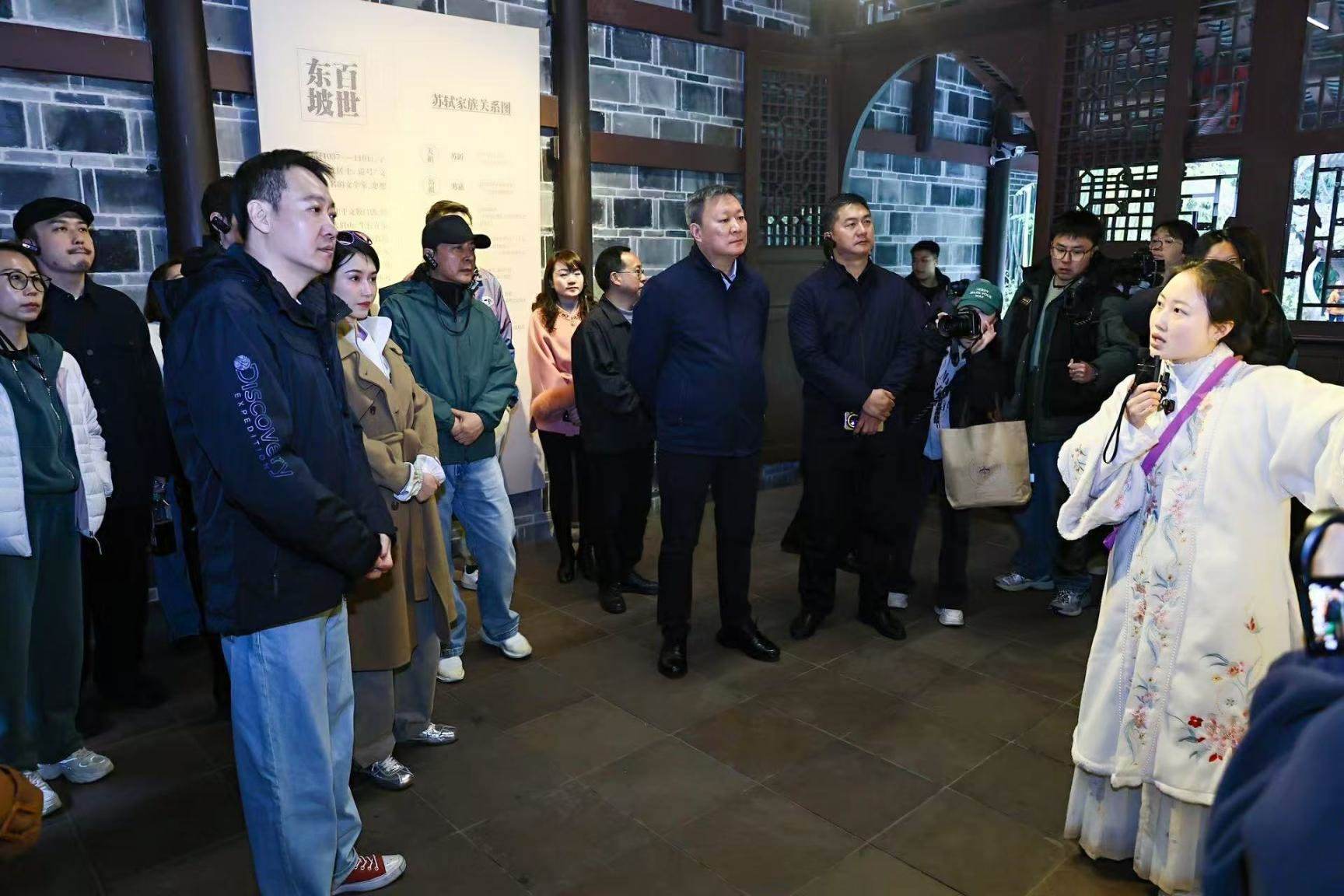 《蘇堤春曉》劇組在眉山三蘇祠參觀學(xué)習(xí)。受訪者供圖