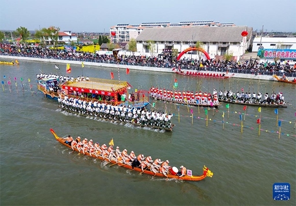 4月4日， 選手在參加茅山會船盛會（無人機(jī)照片）。新華社發(fā)（顧繼紅 攝）