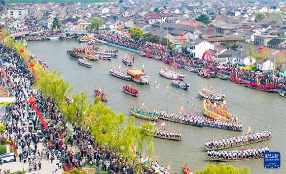 4月4日，選手在參加茅山會船盛會（無人機(jī)照片）。?新華社發(fā)（周社根 攝）
