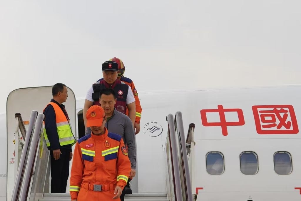 4月6日，在云南省昆明長水機(jī)場，中國云南救援醫(yī)療隊(duì)抵達(dá)昆明。新華社記者 高詠薇 攝