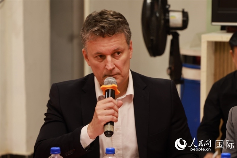 巴西中國友好協(xié)會主席恩里克·達(dá)諾布雷加在座談會上致辭。人民網(wǎng)記者 陳海琪攝