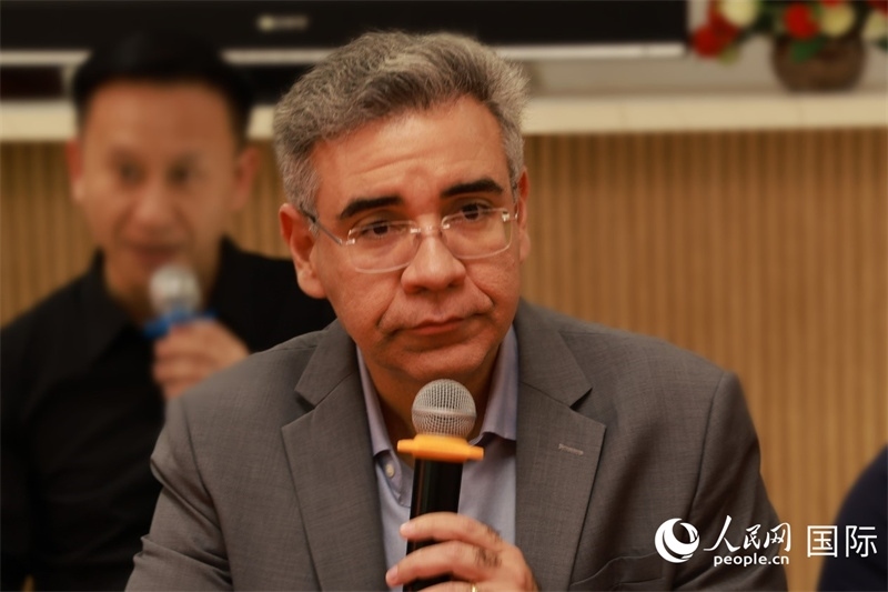 巴西弗魯米嫩塞聯(lián)邦大學(xué)教授、中國問題專家埃萬德羅·卡瓦略在座談會上致辭。人民網(wǎng)記者 陳海琪攝