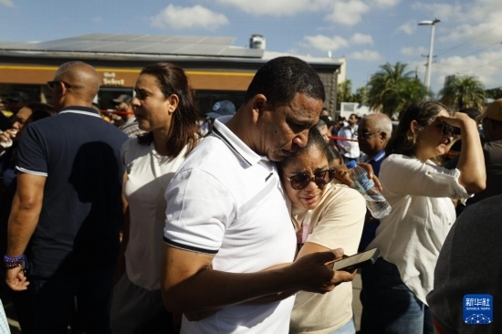  4月8日，人們聚集在多米尼加首都圣多明各的夜總會(huì)屋頂坍塌事故現(xiàn)場(chǎng)附近。新華社發(fā)