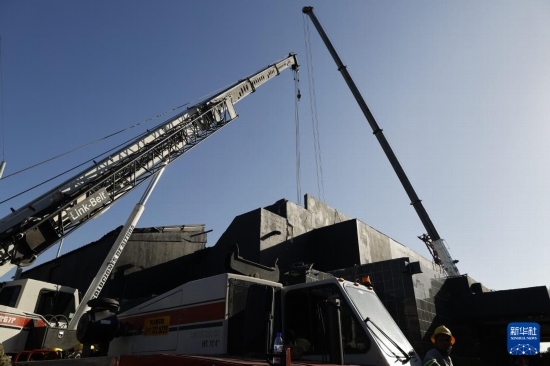  4月8日，救援人員在多米尼加首都圣多明各的夜總會(huì)屋頂坍塌事故現(xiàn)場(chǎng)工作。新華社發(fā)
