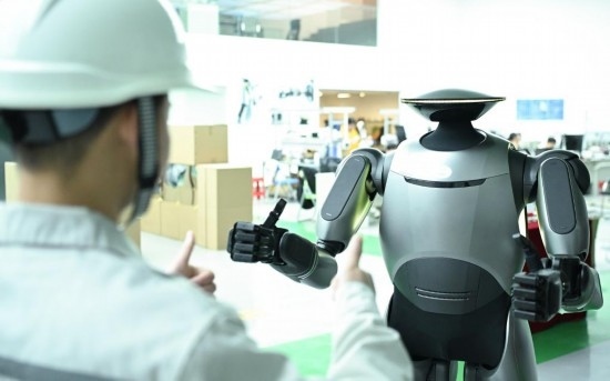 在廣汽研究院，人形機(jī)器人團(tuán)隊(duì)的周仁義在演示GoMate機(jī)器人互動(dòng)功能（新華社記者 鄧華 攝）