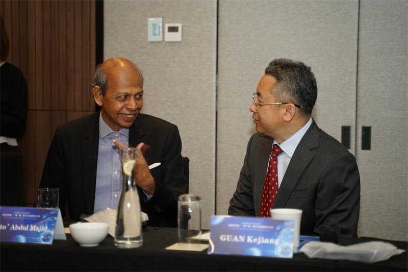 分享會現(xiàn)場，中方記者同與會代表進行友好交流。林俊揚攝