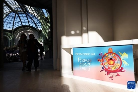 4月11日，人們?cè)诜▏?guó)巴黎大皇宮參加2025巴黎書展。新華社記者 高靜 攝