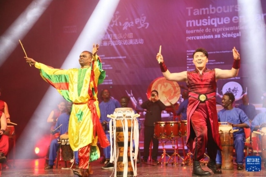 4月10日，在塞內(nèi)加爾首都達(dá)喀爾的國家大劇院，中央音樂學(xué)院進(jìn)擊打擊樂團(tuán)與塞內(nèi)加爾杜杜·恩迪亞耶·羅斯打擊樂團(tuán)同臺(tái)演出。新華社記者 司源 攝