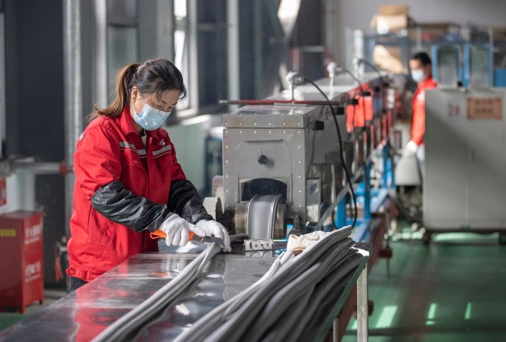 3月27日，在位于寧夏賀蘭工業(yè)園區(qū)的湯姆森電氣有限公司生產(chǎn)車間內(nèi)，工作人員制作硅膠絕緣護(hù)套。新華社記者 楊植森 攝